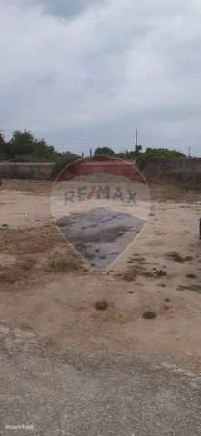 For sale Urban land for construction of villa, located in Benfica do Ribatejo - Almeirim Tarred street, near the main road and commerce. Area: 287mt2 Implantation Area: 149.50mt2 Gross Construction Area: 279mt2 Gross Dependent Area: 20mt2