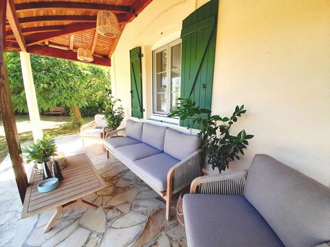 Just a 5kms drive from Eymet, and under 1km from its own charming village, this former railway cottage oozes charm and character throughout. Nestled within a mature garden and wrap around plot, this property has been lovingly restored and is deceptiv...