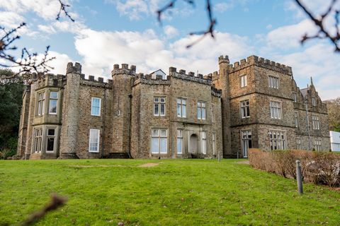 Nestled within the historic Grade II listed Clyne Castle, this ground-floor 2-bedroom apartment exudes a captivating blend of charm and sophistication. Surrounded by meticulously manicured gardens and ancient trees, it offers a bright and airy ambian...