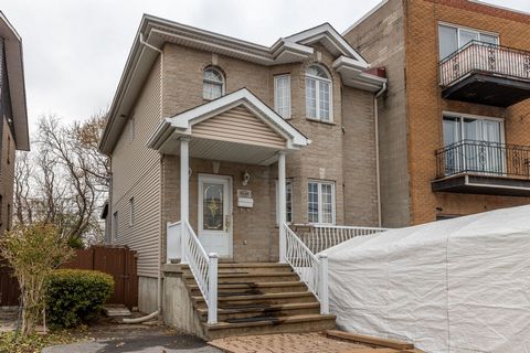 Excellent potential, 3 bedrooms on second floor, 2 full bathrooms plus powder room, family room in basement, large backyard, garage with storage and 2 parking lanes. Ideal for young family or self-employed professional wishing to work from home./n/rT...