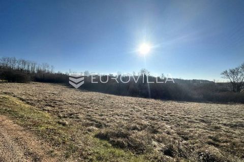 For sale is a nice combined plot of land in Motovunski Novaki, near Karojba, construction area approx. 2400 m2 with approx. 810 m2 of agricultural land, total area 3210 m2. The approach is from the main road, and there is another one from a side road...