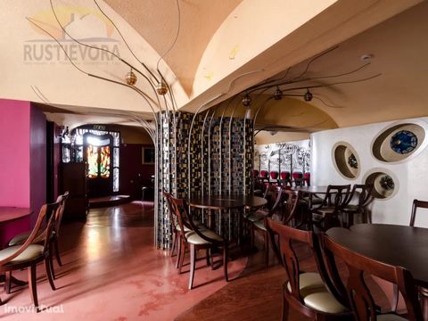 Commercial space for catering, ready to work as a bar, easy change to work as a restaurant, consisting of two interconnected rooms, fully furnished and equipped, with three sanitary facilities, pantry, pantry, bar area with large chimney, also has an...