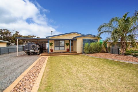This spacious and contemporary 3 bedroom family home located in the township of Wudinna, is within walking distance to school, kindergarten, town oval and shops. The open plan kitchen has modern appliances including dishwasher, gas hot plates and ele...