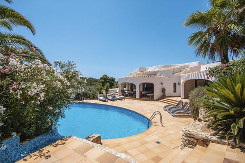 Schöne Luxus Villa in Javea, Costa Blanca, Spanien mit privatem Pool für 7 Personen. Das Haus liegt in einer hügeligen, ländlichen, waldreichen und residentiellen Umgebung. Die Villa hat 4 Schlafzimmer, 4 Badezimmer und 1 Gästetoilette, verteilt über...