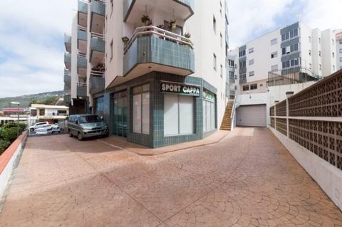 Commercial premises located in the center of La Orotava, on the corner, in a pedestrian walkway with access from Avenida Dr. Emilio Luque. It is a local with 90 meters at street level and a basement for storage of 235 square meters. Given the charact...