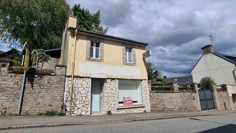 Townhouse of 45 M2 with the following distribution: on the ground floor: former commercial premises of 25 M2 Upstairs: room, toilet + washbasin Double glazed bay window, electric shutter Electric heating Everything to the Swing DPE: 383: F and KG: 9:...