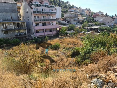 A spacious plot of land in prestigious location in Trogir. It features the possibility of erecting a building with a gross living area of up to 400 m2, with plenty of available land space for auxiliary buildings and additional facilities. It offers a...
