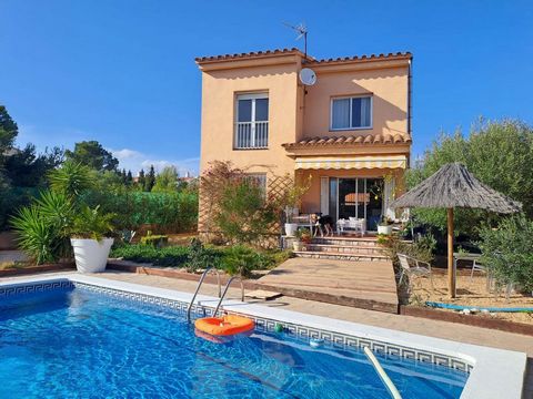 PALMERAS IMMO offers for sale this house located in the urbanization of Las 3 Calas. Outside you have a private south facing swimming pool with a beautiful garden and barbecue area. On the ground floor you have: *one entrance *one bedroom *a toilet w...