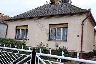 Price: €57.035,00 Category: House Area: 80 sq.m. Plot Size: 4094 sq.m. Bedrooms: 2 Bathrooms: 1 Location: Countryside £49.233 excluding 4% tax Plus commission to be added House in Zalaszabar, not far from the thermal baths and from the garden a view ...
