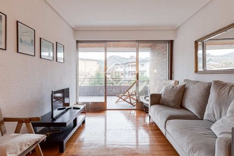 Lucas Fox presents this charming 124 m² apartment for sale in Hondarribia. Upon entering, we find a spacious living-dining room with access to a large covered terrace with unobstructed views of Mount Jaizkibel. It is a cozy and versatile space to enj...