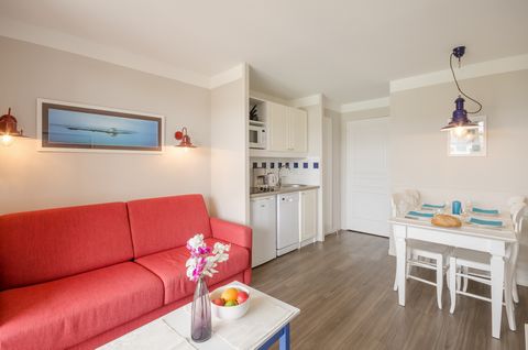 Deze charmante residentie in Bretonse stijl ligt aan de zee en biedt lichte huuraccommodaties. Het geniet van de 