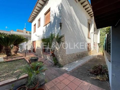 Elegant Classic House with Garden in Vista Alegre, Girona Located in the distinguished area of the Vista Alegre neighborhood in Girona, there is a beautiful classic house of 244 m² built and an extensive garden of 513 m². Distributed over three level...