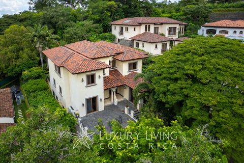 20457 - Villa Real Dream House Casa de Ensueño Villa Real is located in the Eco-Residencial Villa Real condominium in the Pozos de Santa Ana sector. The house has a construction area of 622 m² distributed over two floors. In the house there are 5 bed...