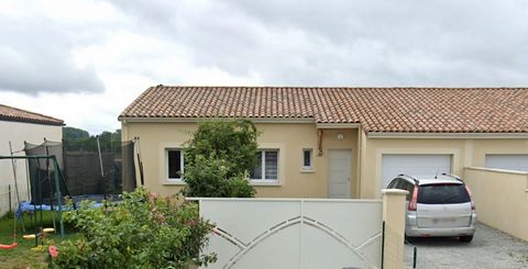 In a small recent residential area, discover this semi-detached Villa T4 (from 2020) offering 90m2 of living space + garage on 500m2 of enclosed land. An entrance with cupboard opens onto the living room of 41m2 with open kitchen and opening onto the...
