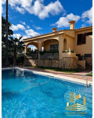 Quatre Torres has for sale in EXCLUSIVE a beautiful URBAN VILLA in TORRENT URBANIZACION TROS ALT On a plot of 1636M2 is located this villa, composed of 2 floors, garage area and fronton distributed as follows: GROUND FLOOR: Porch of approximately 20m...