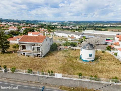 Unique property in Gaeiras, 2Km from Caldas da Rainha. Next to National Road 115. Plot of land with 1936m2 with 2 urban items. House of 3 floors, with implantation of 120m2 (in need of total renovation). Mill in excellent condition. Excellent busines...