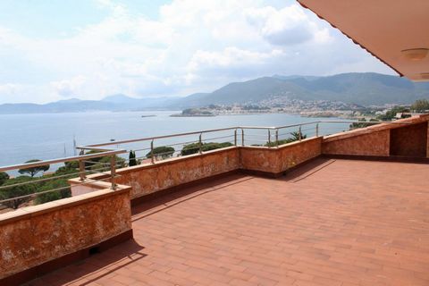Fantastic elevated house for sale with view to the sea in Cap Ras. Distributed on ground floor with entry with cupboards, hall, dining room and living room in two levels, dining room-kitchen with terrace and view to the sea, washing place, toilet. Di...