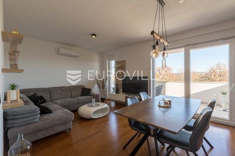 Istria, Tar, four-room apartment with a terrace and a beautiful view of nature. The apartment is located on the 1st floor of a modern new building. The total area of the apartment is 80 m2. It consists of a living room with an open kitchen and dining...