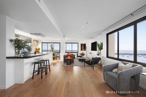 Dit gerenoveerde appartement op de 10e verdieping ligt aan de exclusieve noordkant van het gebouw en biedt een panoramisch uitzicht van 310 graden op de skyline van Melbourne, waaronder: Port Phillip Bay, St Kilda Beach en Albert Park Lake. In het st...