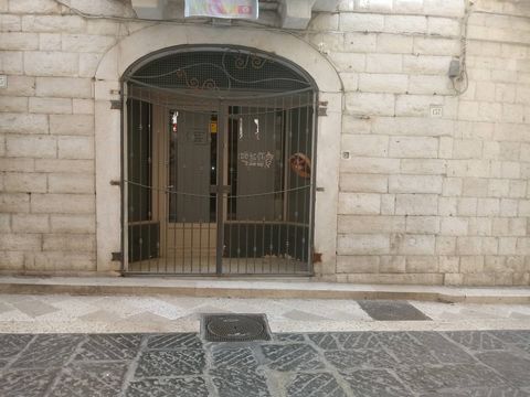 PUGLIA - TRANI - VIA MARIO PAGANO A commercial space in excellent condition, currently rented out, with a total surface area of 70 square meters is offered for sale in Trani. The property is located on a busy road, with two windows that guarantee opt...
