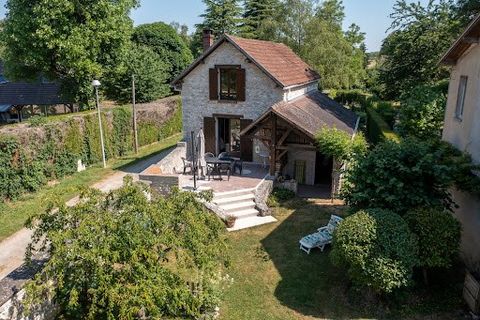 45 miniutes from the Porte d'Auteuil, 10 minutes from the future EOLE RER station, in an agreste environment, exit of village, feet in the fields and woods, charming house in perfect state of maintenance. Finished basement and appreciable luxury: a c...