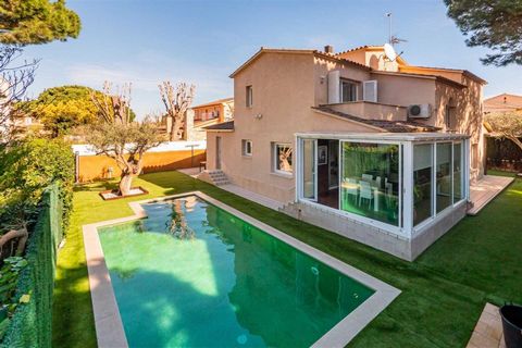 House with very private garden and pool located in Prat Xirlo, 700 meters from the coves of Calella de Palafrugell. The house is made up of a spacious hall with access to the living room with fireplace, dining room, fully equipped kitchen, laundry ro...