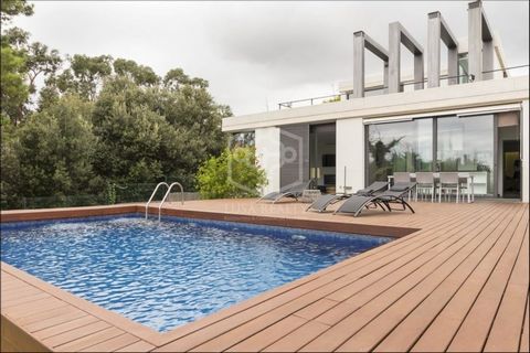 Absolutely unique for its location and condition villa in San Vicente de Montalt built in 2014. It is located just 30 minutes from Barcelona in a prestigious urbanization not far from the beach, shops and public transport. The privacy of the chalet i...