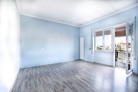 APARTMENT WITH CELLAR, COVERED PARKING SPACE AND 23 SQM TERRACE!!! In the Grotticella district we offer for sale a bright 95m2 apartment on the fourth floor of a building with a lift. The property, renovated in 2019, is internally composed of: entran...