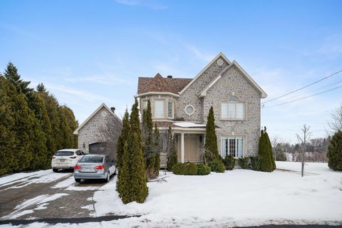 Magnificent two-story house located in Sainte-Martine, close to all services and amenities as well as parks and schools. This spacious and bright house is made up of 6 bedrooms including 2 in the basement, 2 bathrooms, 1 bathroom/laundry room, large ...