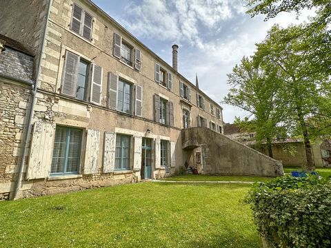 We are very proud to present to you this beautiful 16th century property, located in the heart of Saint Savin. The home offers great volumes, with a total of around 500m2 of habitable space, and a potential for 2 completely separate gites. One of the...