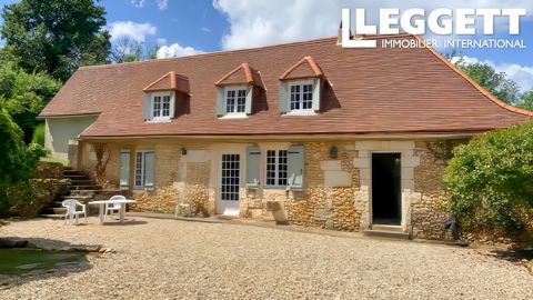 A26352DOB24 - Cette charmante maison de hameau a été refaite avec beaucoup de goût. Le toit de la maison principale, à forte pente dans le style classique de la Dordogne, est neuf et toutes les fenêtres ont été dotées d'un vitrage secondaire. La foss...