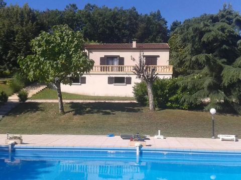 House built in the 1980s surrounded by a beautiful garden of 8000m². On the ground floor there is a bright living room with a wood burner and access to a superb terrace overlooking the large 8x12m swimming pool (requires some work). On the same level...
