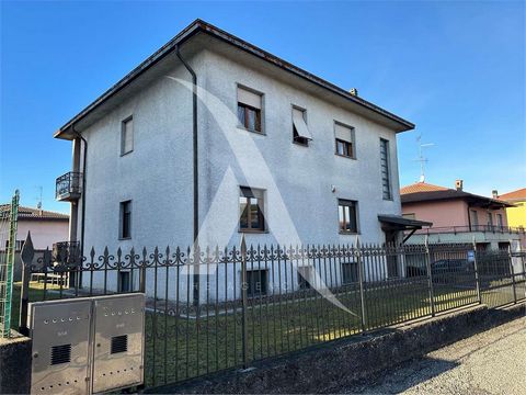 In the center of Faloppio, with a breathtaking view of the Alps and the surrounding area and a stone's throw from Switzerland, this semi-detached villa has great potential and is one of the most beautiful and important properties in the whole area. A...