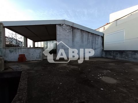 Building in ruin with entrance from Rua Cândido dos Reis and warehouse built at the back with access from Rua 5 de Outubro, in Alhos Vedros. Warehouse can be transformed into a workshop, it has changing rooms. And the building has two T1 apartments a...