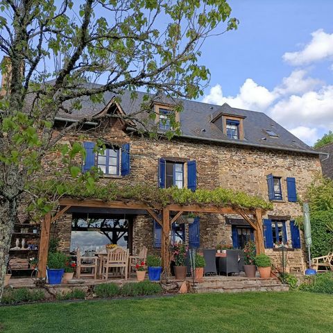 Dans un hameau paisible près du village rural de Juillac, se trouve une magnifique ferme ancienne authentique rénovée datant de 1839, perchée à 325 mètres d'altitude, offrant une vue formidable sur une partie du cur verdoyant de la Corrèze. Nichée a...
