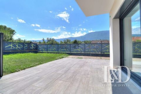 NEAR CHAMBERY- T4 TERRACE GARDEN GARAGE PARKING - NEW INTERIOR - IMMEDIATE DELIVERY This new 4-room apartment of 88.4 m² with a large exterior with a view of the mountains is nestled in an intimate residence in Voglans. It is arranged as follows: a s...