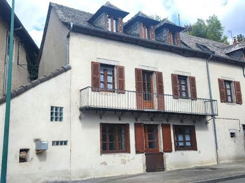 12140-Entraygues sur Truyère. Village house on 3 levels, 2 of which have been restored, 92 m² of living space, 4 rooms, and a convertible attic of 40 m². On the ground floor: Fitted and equipped kitchen, 21 m², living room with fireplace of 15 m², to...
