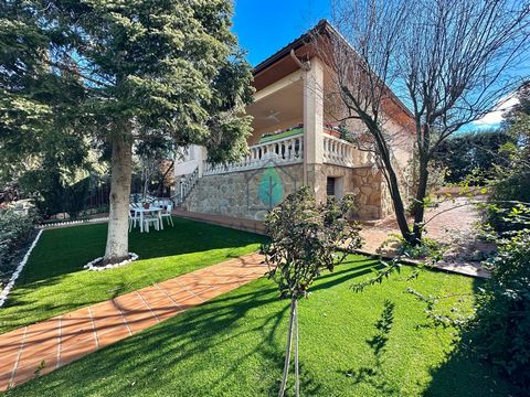 Detached villa in excellent condition. It has a constructed area of 368m², distributed over two floors, on a landscaped plot of 750m². Very functional house with a completely usable plot on two levels. The house, from the street, has access to the gr...