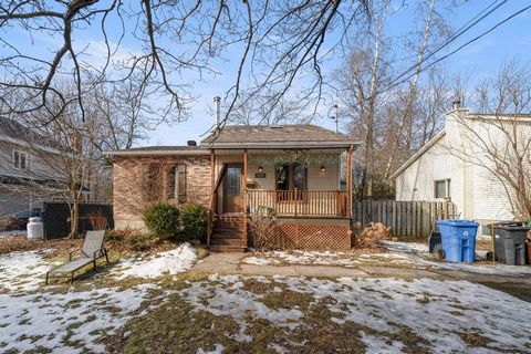 Unique house with special country-style character, very warm! Located on a peaceful street (cul-de-sac; participating in the City of Longueuil's 'Ma rue pour tous' project) surrounded by wooded areas and close to several amenities. Ideal for families...