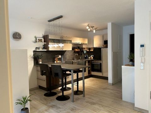 The offered apartment is located only a few minutes walk from the city park in the beautiful district of Schoppershof. With its modern furnishings and central location (just a few minutes to the nearest subway and the Mercado shopping center), it mak...