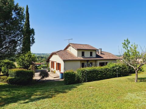 This traditionally constructed house enjoys far-reaching views and lies within walking distance to the hill-top town of Duras. Built in 1990, the house sits in a plot of around 1 hectare. The property would benefit from some internal updating and has...