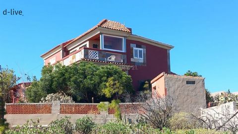 d-live exclusively offers you this spectacular house very close to the town of Ingenio, with an area of about 275 m2, in a very quiet area and with wonderful views.The house has on the ground floor a hall, a living room, a large kitchen, a large dini...