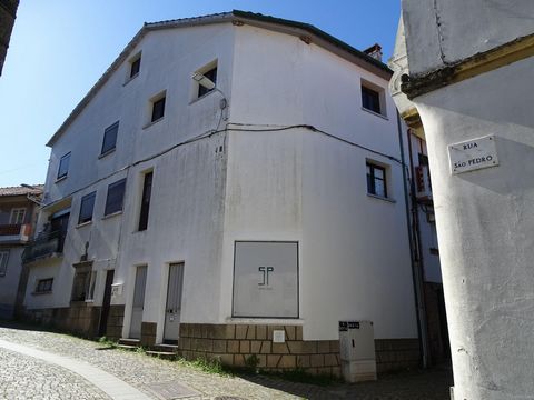 House consisting of 4 floors, a construction area of 272m2. The property needs some renovation and modernization. Ground floor: Consisting of a wood-lined room that served as a café/bar with two bathrooms, male and female. It also has another divisio...