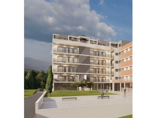 Développement Ideal Residence II, un projet qui redéfinit le standard de qualité dans le logement. Situé à Vieira do Minho, ce développement a été méticuleusement conçu pour offrir non seulement des résidences, mais aussi un style de vie sophistiqué ...