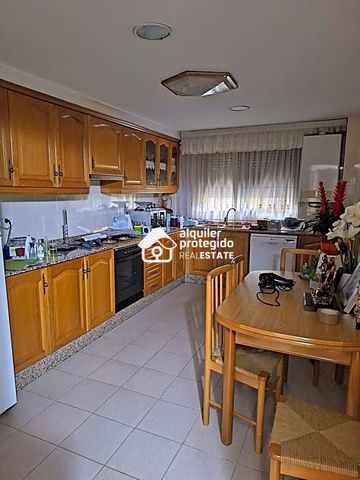 SALE GUARANTEED offers you an apartment located in the central neighbourhood of Santa Rosa, in Alcoi. Apartment with 122 useful meters built, which has 4 well-distributed bedrooms, with good qualities and two equipped bathrooms, as well as the kitche...