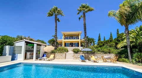 Villa's met zeezicht in Monte Lemos zijn een typisch deel van Praia da Luz, en dit is een kans om een prachtig gelegen villa te kopen, met prachtig uitzicht op zee op een ruim, privéperceel op het zuiden. Met 283m2 verdeeld over twee verdiepingen bie...