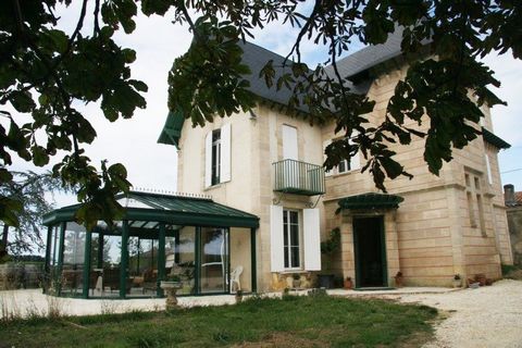15 minutes from Bourg, 8 minutes from Blaye, property overlooking the Gironde with an exceptional location The castle (1809) is spread over 3 levels (288m2) composed on the ground floor entrance hall, office, toilet, living room with fireplace, veran...