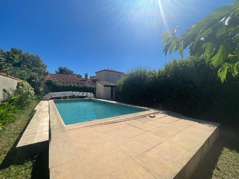 For sale on Thuir a beautiful villa of 145m2 in 4 faces on a plot of 1088m2 with Picsine and Garage. Located just 2 minutes walk from Thuir city center and 10 minutes from Perpignan. Come and discover this exceptional property ideally located in Thui...
