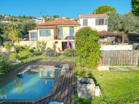 Quiet villa with sea view on the Golfe-Juan hill, several residences in one property with lovely views. This property includes a total of 5 bedrooms suitable for a large family or for rentals. - 3-room main house of 110 m2 with a 50 m2 apartment on t...