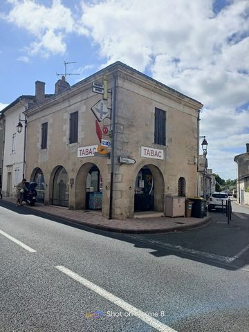 Building dating from 1940 located on the main axis and passing from the town center of FRONSAC composed on the ground floor of a free commercial premises of 44 m2 with storage room and upstairs a 38 m2 accommodation with kitchenette, 2 bedrooms, 1 sh...